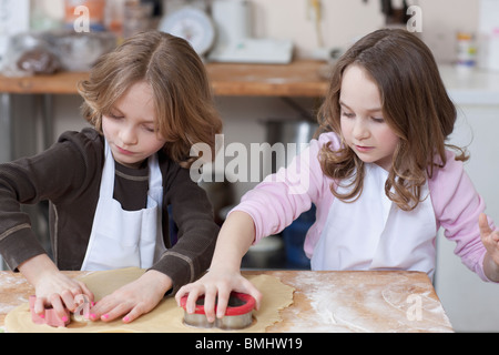 Les jeunes filles baking cookies Banque D'Images