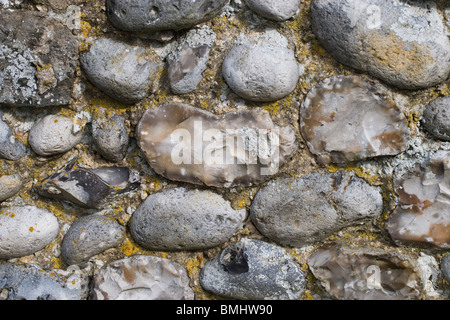 Mur en pierre de silex. Split et son ensemble les calculs composés dans un mur et collée à l'aide de mortier de chaux. Hickling. Le Norfolk. Banque D'Images