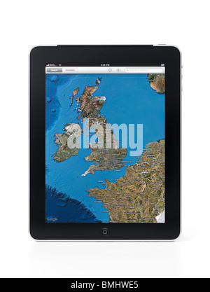 Apple iPad 3G tablet avec Google maps afficher UK et une partie de l'Europe. Isolé sur fond blanc avec clipping path Banque D'Images