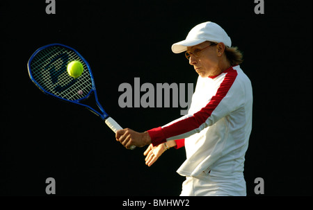 Martina Navratilova joue un revers à Wimbledon 2004 Banque D'Images