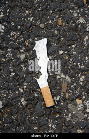 Une cigarette jetée sur fusée street road marbre Banque D'Images