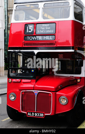 Un vieux bus Routemaster patrimoine sur la route 15 entre Trafalgar Square et de Tower Hill, London, England, UK Banque D'Images