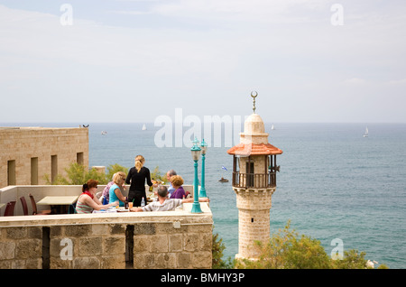 Manger dans un restaurant de la vieille ville de Jaffa avec vue sur la Méditerranée Banque D'Images