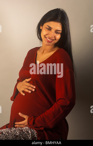 Pregnant asian woman smiling et sereine à Banque D'Images