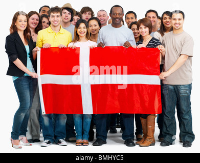 Groupe de personnes tenant un drapeau Banque D'Images