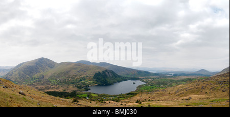 Glanmore lake, vallée de montagne, vue de Killmakilloge lointain Harbour dans le Kerry, Irlande Banque D'Images