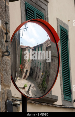 Dans un miroir concave road piazza dans la Toscane ville de Santa Fiora Banque D'Images