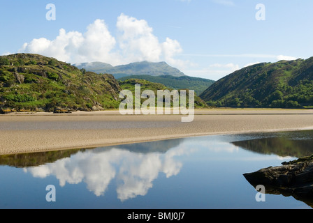 L'estuaire de la rivière Dwyryd. Gwynedd au nord du Pays de Galles au Royaume-Uni. Le Parc National de Snowdonia Mt Moelwyn Mawr et Moelwyn Bach Banque D'Images