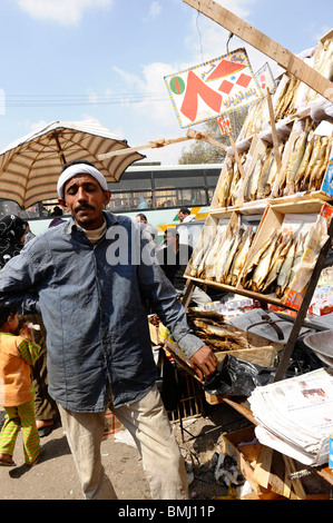 Le maquereau fumé fournisseur , souk goma (marché du vendredi), la rue du marché, le sud de cimetières, Khalifa, Le Caire, Égypte district Banque D'Images