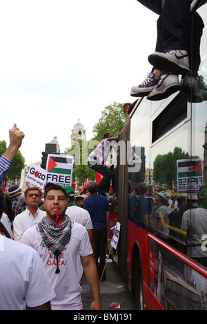 Manifestants sur un toit de bus à la "Liberté pour la Palestine' démonstration sur Whitehall, Westminster, Londres, Angleterre, Royaume-Uni Banque D'Images