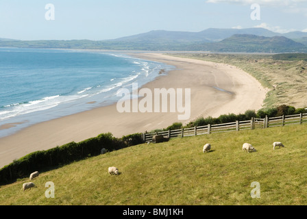 Plage de Harlech, estuaire de la rivière Dwyryd au loin et parc national de Snowdonia. Gwynedd North Wales. 2010 2010S HOMER SYKES Banque D'Images