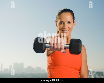 Femme faisant la formation de poids Banque D'Images