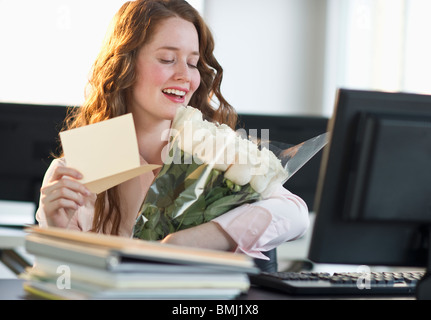 Woman holding bouquet de fleurs Banque D'Images