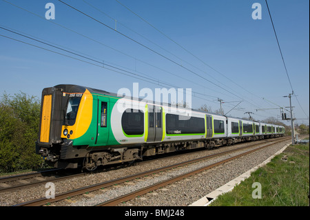 La classe 350 à Londres Midlands livery passant par la campagne anglaise en été. Banque D'Images