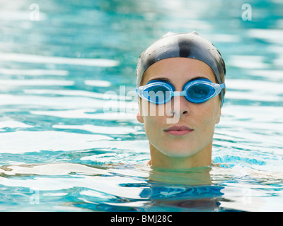 Femme portant bonnet et lunettes de natation Photo Stock - Alamy