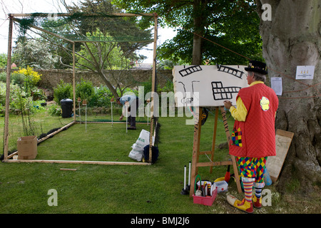 Timide de coco à une fête de l'église en été - avec clown. Banque D'Images