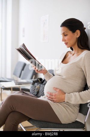 Femme enceinte en salle d'attente Banque D'Images