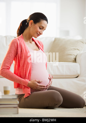 Femme enceinte à la maison Banque D'Images