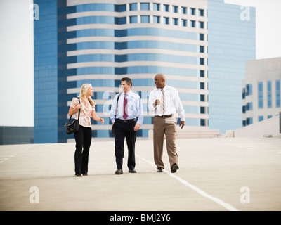 Co-workers dans parking lot Banque D'Images