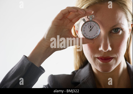 Femme tenant un chronomètre Banque D'Images