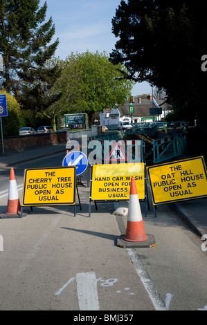 La signalisation routière, les cônes et les barrières autour de travaux sur une route en Angleterre. Banque D'Images