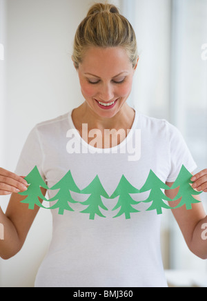 Woman holding cut out d'arbres Banque D'Images