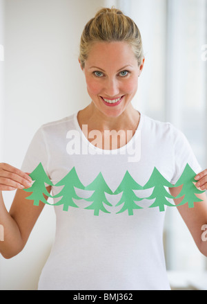 Woman holding cut out d'arbres Banque D'Images