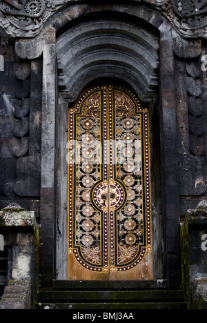 Un temple richement sculptée à la porte du temple de Besakih à Bali, Indonésie. Banque D'Images