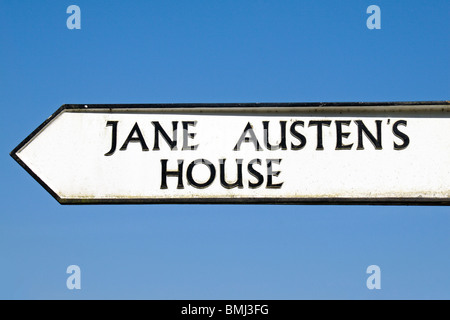 Panneau indiquant à maison de Jane Austen, dans le pittoresque village de Chawton, Hampshire, Royaume-Uni. Banque D'Images