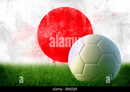 Grunge drapeau Japon sur le mur et le ballon de soccer Banque D'Images