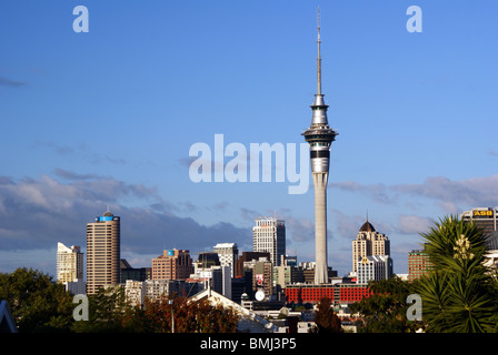 Sky Tower et Auckland City skyline. Banque D'Images