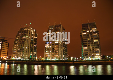 L'NV Bâtiments, trois blocs d'appartements de 13 étages, de nuit sur les Quais de Salford, Manchester, Royaume-Uni. Banque D'Images