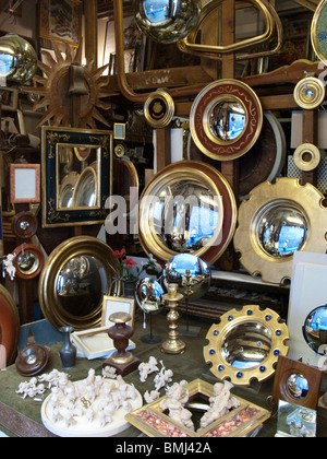 Fenêtre d'une boutique d'antiquités à Venise, Italie afficher un bon nombre de différents miroirs Banque D'Images