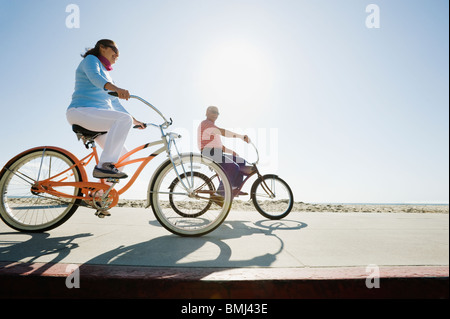 Couple riding bicycles Banque D'Images