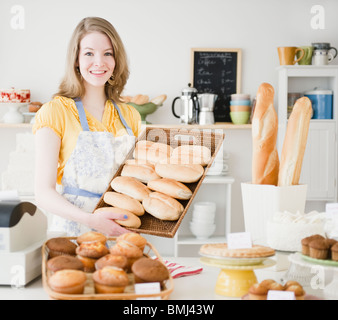 Woman working in bakery Banque D'Images