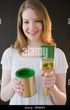 Woman holding green paint Banque D'Images