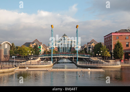 Vue vers le pont au dessus du canal de navigateurs (Victoria Building en arrière-plan), Salford Quays, Manchester, Royaume-Uni. Banque D'Images