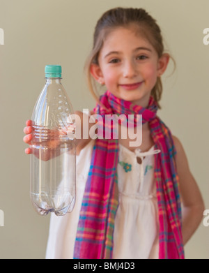 Jeune fille tenant une bouteille d'eau en plastique Banque D'Images