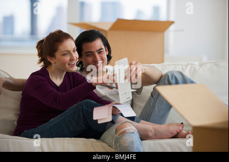 Couple looking at color swatches Banque D'Images