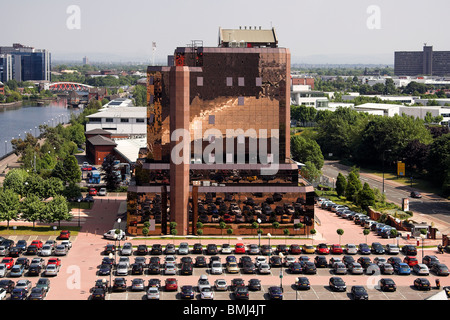 Vue de l'Imperial War Museum North, sur le Manchester Ship Canal, quai ouest, parking, Salford Quays, Manchester, UK Banque D'Images