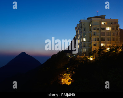 Un immeuble à appartements situé au sommet de la montagne dans la péninsule de Hong Kong, un premier spot pour la propriété riche et célèbre. Banque D'Images