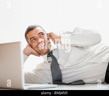 Businessman talking on phone Banque D'Images