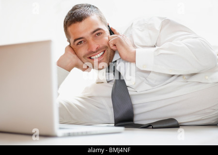 Businessman talking on phone Banque D'Images