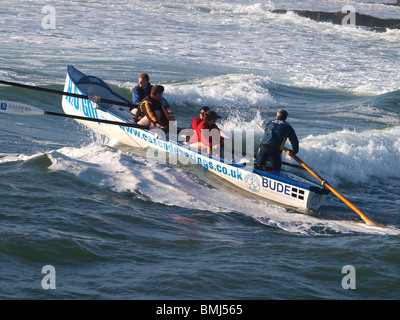 L'équipage Surfboat en action, Bude, Cornwall Banque D'Images