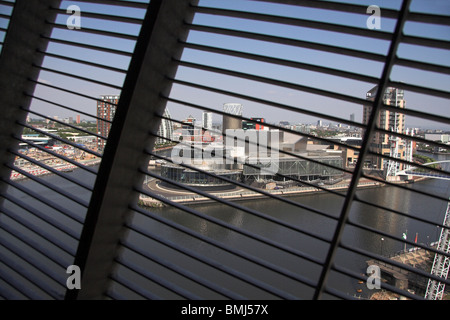 Vue de l'Imperial War Museum North, sur le Manchester Ship Canal, du Lowry, Salford Quays, Manchester, UK Banque D'Images