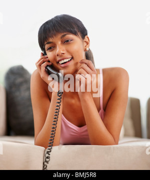 Jeune femme parlant au téléphone Banque D'Images