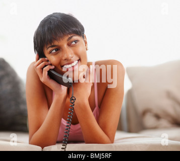 Jeune femme parlant au téléphone Banque D'Images