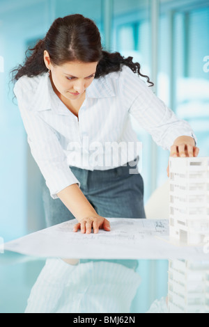 Woman looking at architectural model Banque D'Images