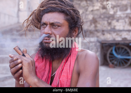 Sadhu fumeurs Charis (hachage) à Nasik Inde Banque D'Images