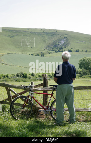 Un cycliste vues le long Man de Wilmington South Downs East Sussex England UK Banque D'Images